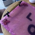 “Love” Yazılı Pembe Epoksi Sunum Tepsisi - Görsel 2